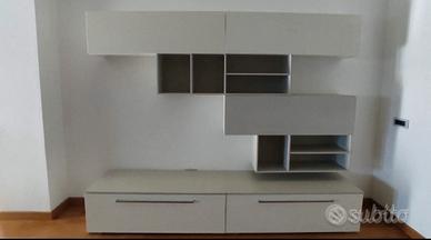 parete attrezzata con cassetti e vani aperti 