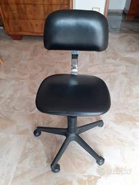 Sedia a rotelle in ecopelle nera
