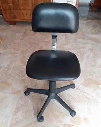 Sedia a rotelle in ecopelle nera
