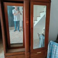 Armadio con specchio antico in legno
