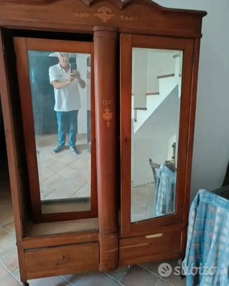 Armadio con specchio antico in legno