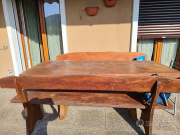 Tavolo più panche in legno massiccio