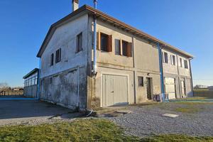 Villa di 328 m² con più di 5 locali e box auto dop