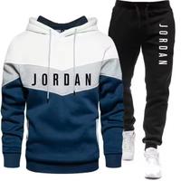 Felpa con cappuccio e pantaloni sportivi