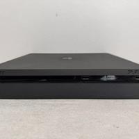 Ps4 slim con due joystick uno nero uno rosso