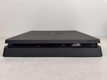 Ps4 slim con due joystick uno nero uno rosso