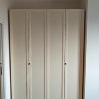 Armadio in legno a 4 ante