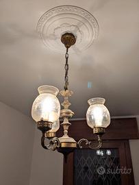 Lampadario in ottone e paralumi in vetro di Murano