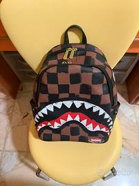Zaino Sprayground Shark a scacchi marrone e nero