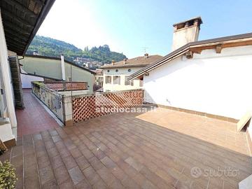 Appartamento di 125 m² con 5 locali e posto auto a