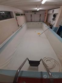 Piscina in acciaio con idromassaggio.