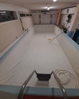 Piscina in acciaio con idromassaggio.