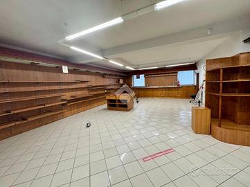 NEGOZIO A CASTELLO DI GODEGO