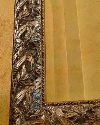 specchio con cornice in legno 