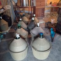 8 damigiane  da 54 litri con cesto
