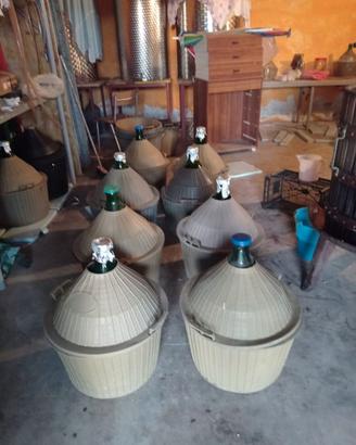 8 damigiane  da 54 litri con cesto