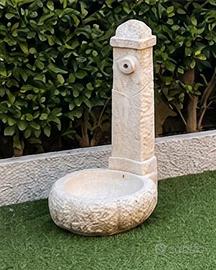 Fontana da giardino a colonna in pietra decorata