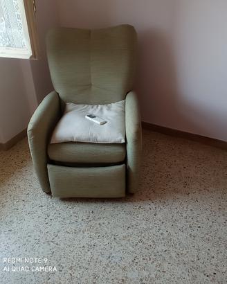 Poltrona con piediera che si estrae