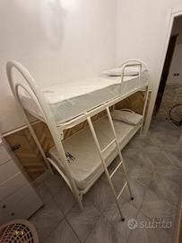 2 LETTI A CASTELLO BIANCHI E 4 MATERASSI SINGOLI 