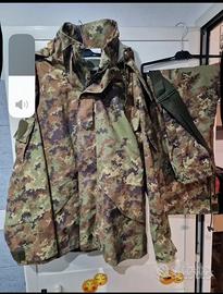 Completo mimetico impermeabile in goretex esertito