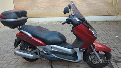 Yamaha X-Max 250 con Bauletto GIVI V46