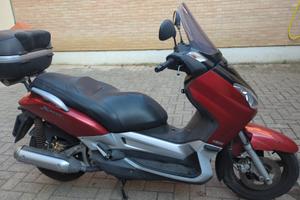 Yamaha X-Max 250 con Bauletto GIVI V46