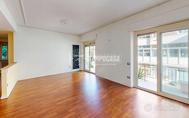 PRIMO PIANO CON BALCONI, GARAGE E CANTINA