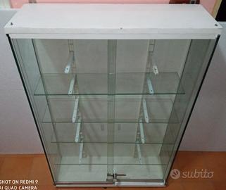 vetrina ante scorrevoli con chiusura blocco