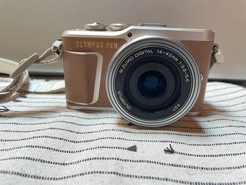 Macchina fotografica vintage Olympus pen E-PL9