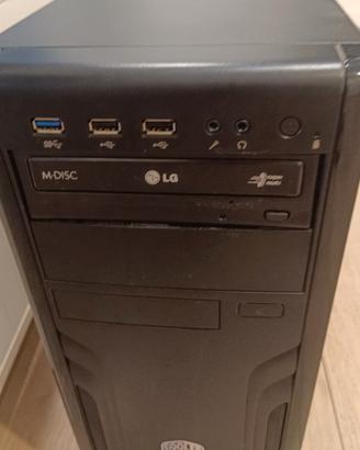 pc fisso gaming con schermo 