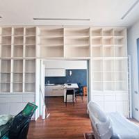 Elegante libreria su misura con scala