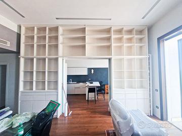 Elegante libreria su misura con scala