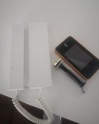 Spioncino digitale con citofono in aggiunta.