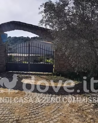 Rustico / Casale di 140 m² con 4 locali e box auto