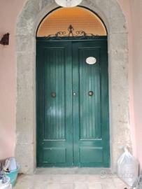 Portone in legno con arco