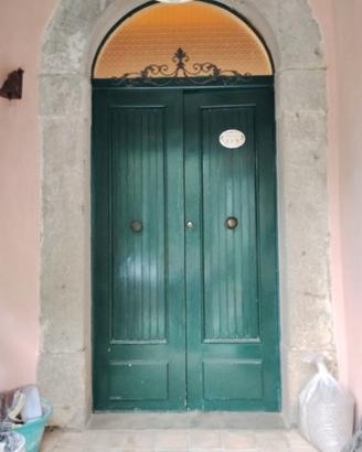 Portone in legno con arco