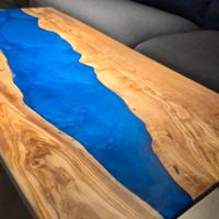 Tavolo in legno e resina 