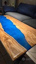 Tavolo in legno e resina 