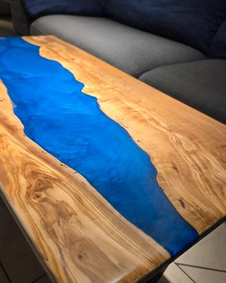 Tavolo in legno e resina 