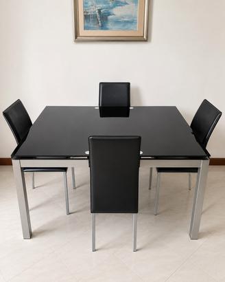 Tavolo in vetro nero allungabile con 4 sedie