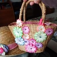 Borsa e cappellino in rafia/paglia, con fiori