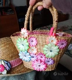 Borsa e cappellino in rafia/paglia, con fiori