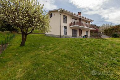 Villa di 240 m² con più di 5 locali e box auto dop