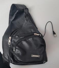 Borsello tracolla uomo con cavo USB per ricarica 