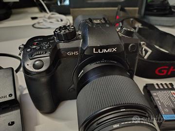 Panasonic GH5 (Solo corpo macchina) + Accessori