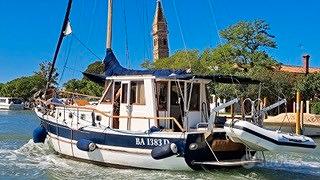 Motorsailor ferretti in legno