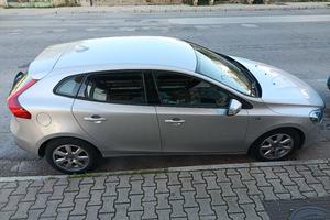 volvo v40  km 72000 certificati valuto permute