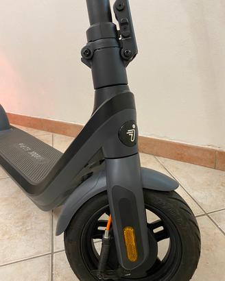 Ninebot E2 Pro E + Casco (in Garanzia)