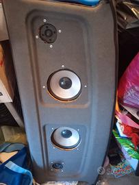 Pianale auto con altoparlanti