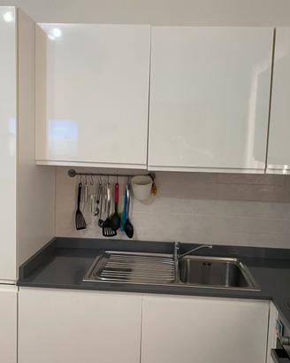 Cucina moderna bianca lucida